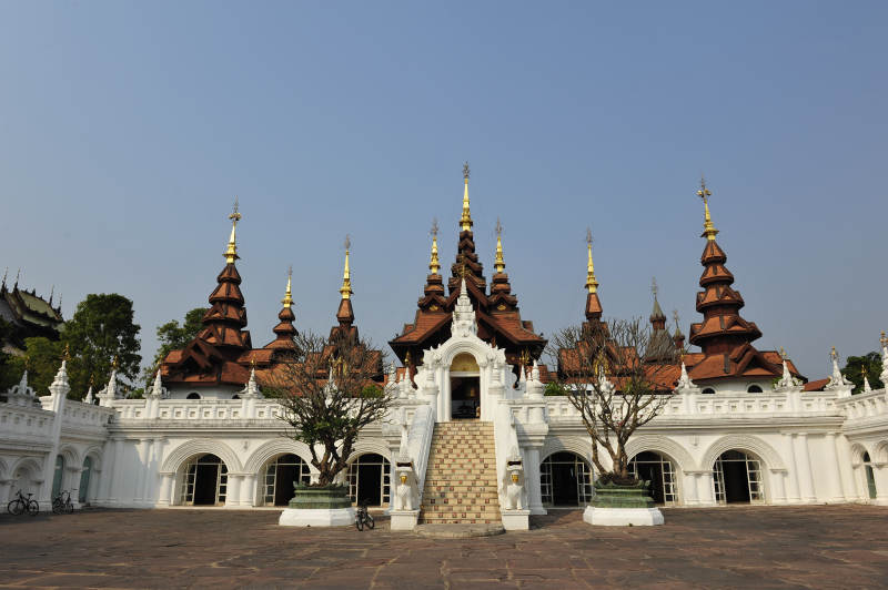 白塔金顶庙宇图片