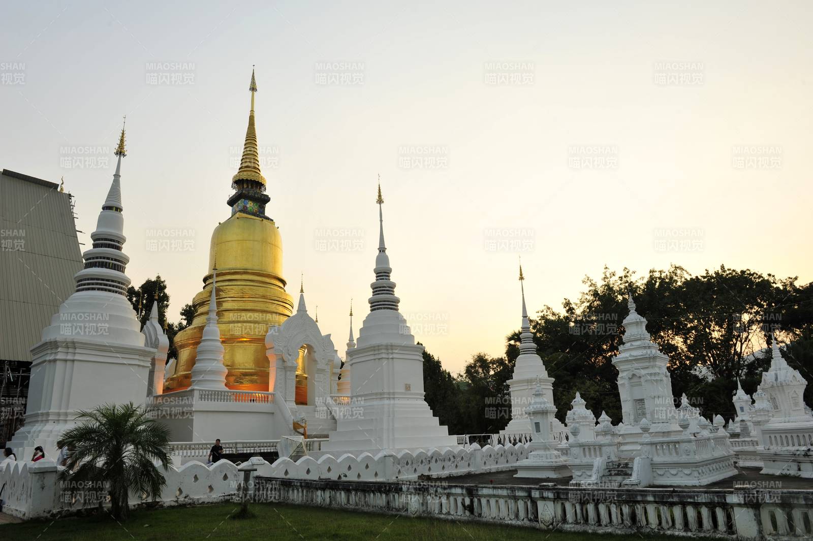 泰国金色佛塔群景图片
