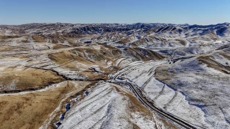 雪覆山川蜿蜒路图片