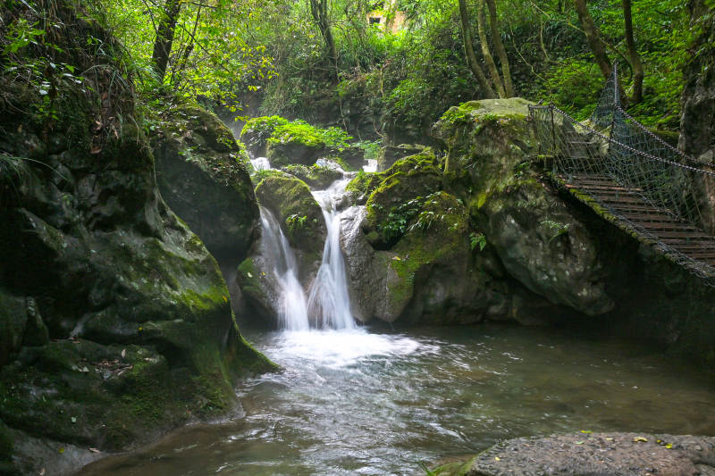 幽谷瀑布溪流图片