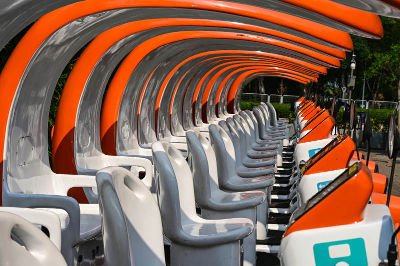 橙色顶棚的长椅排列图片