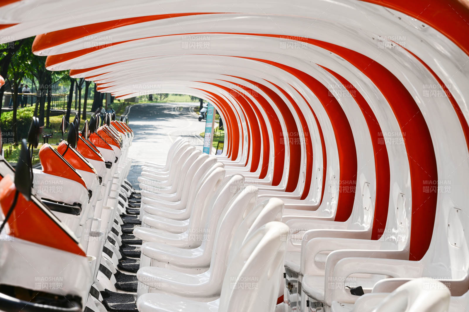 红白座椅长廊图片