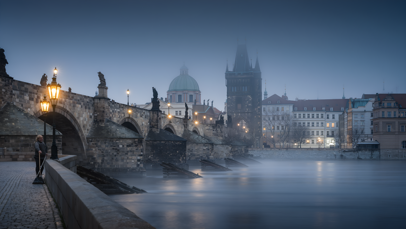 夜幕下的查理大桥图片