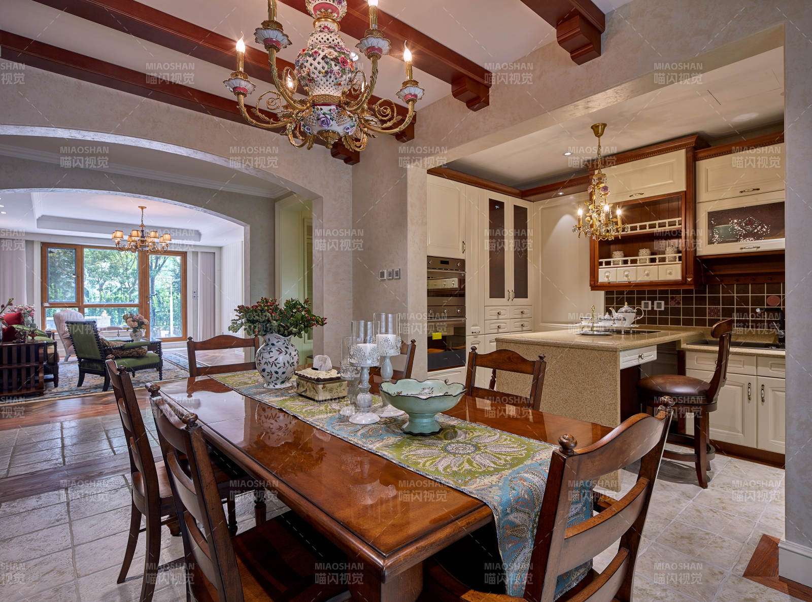 温馨典雅的餐厅厨房图片