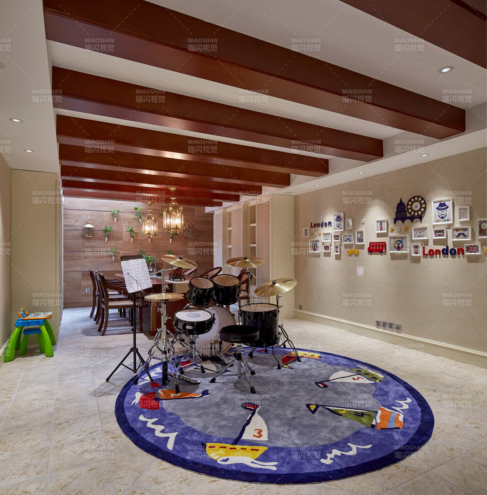 音乐室里的鼓组图片