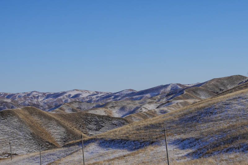 雪覆山丘 晴空万里图片