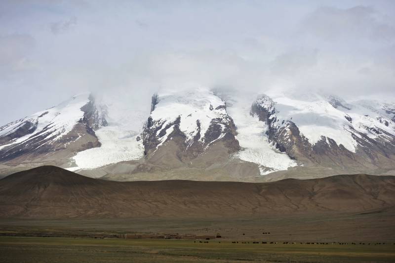 雪山巍峨 云雾缭绕图片