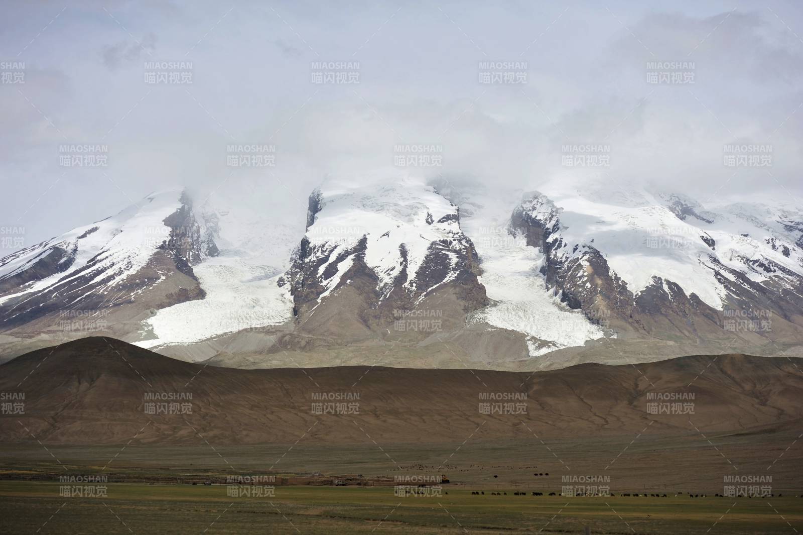 新疆雪山巍峨 云雾缭绕图片