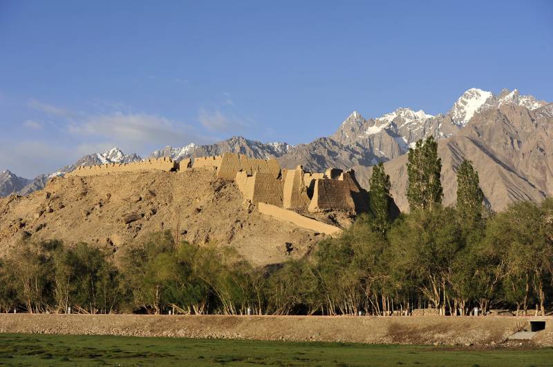 雪山下的古城遗址图片