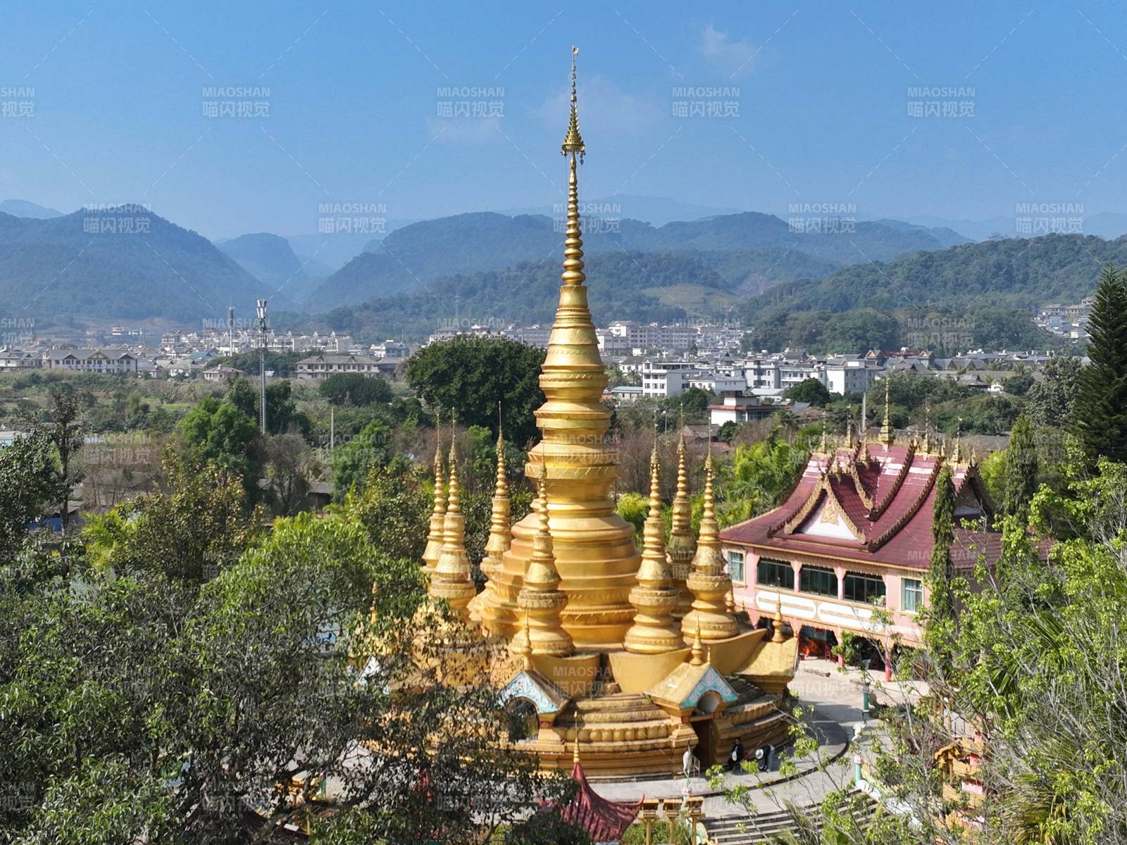 金色佛塔山景图片