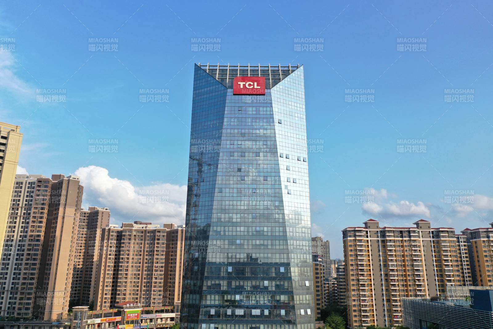 TCL大厦矗立城市中图片