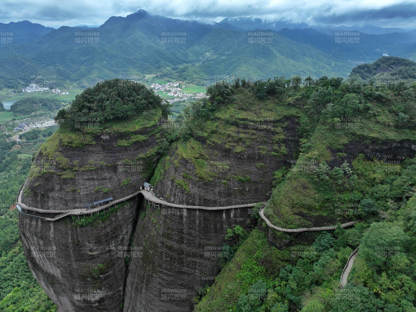 丹霞奇峰栈道图片