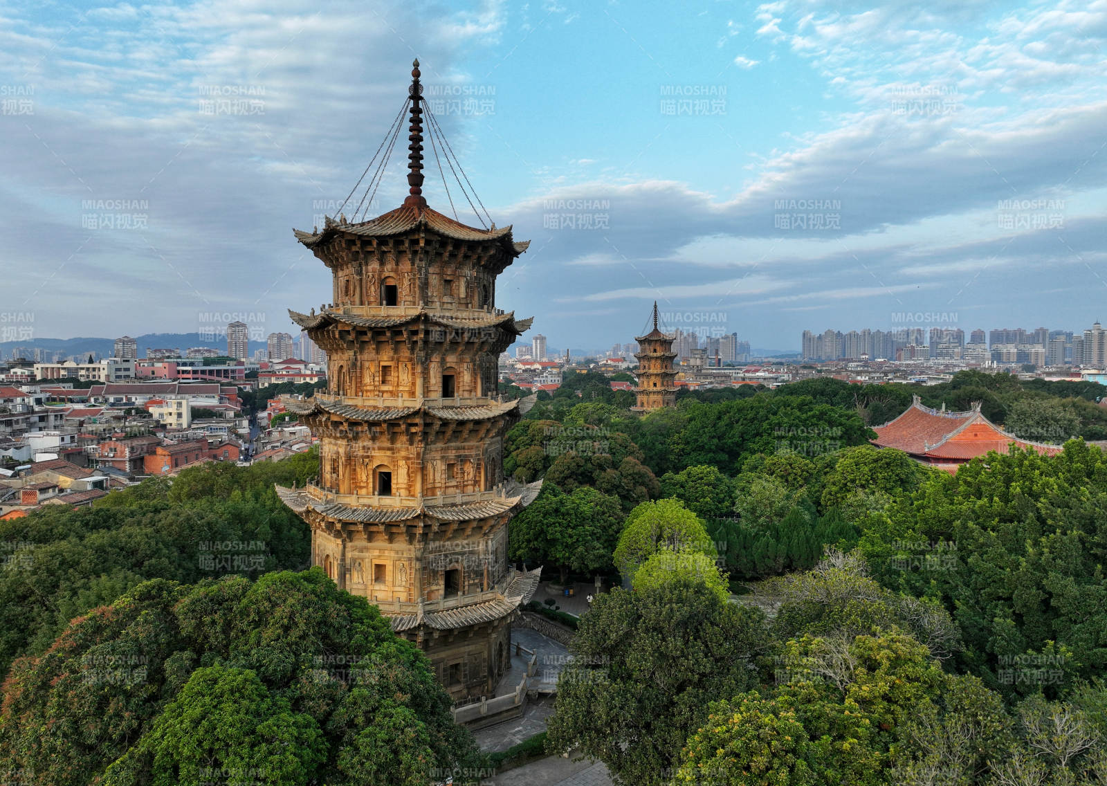 古塔巍峨映城景图片