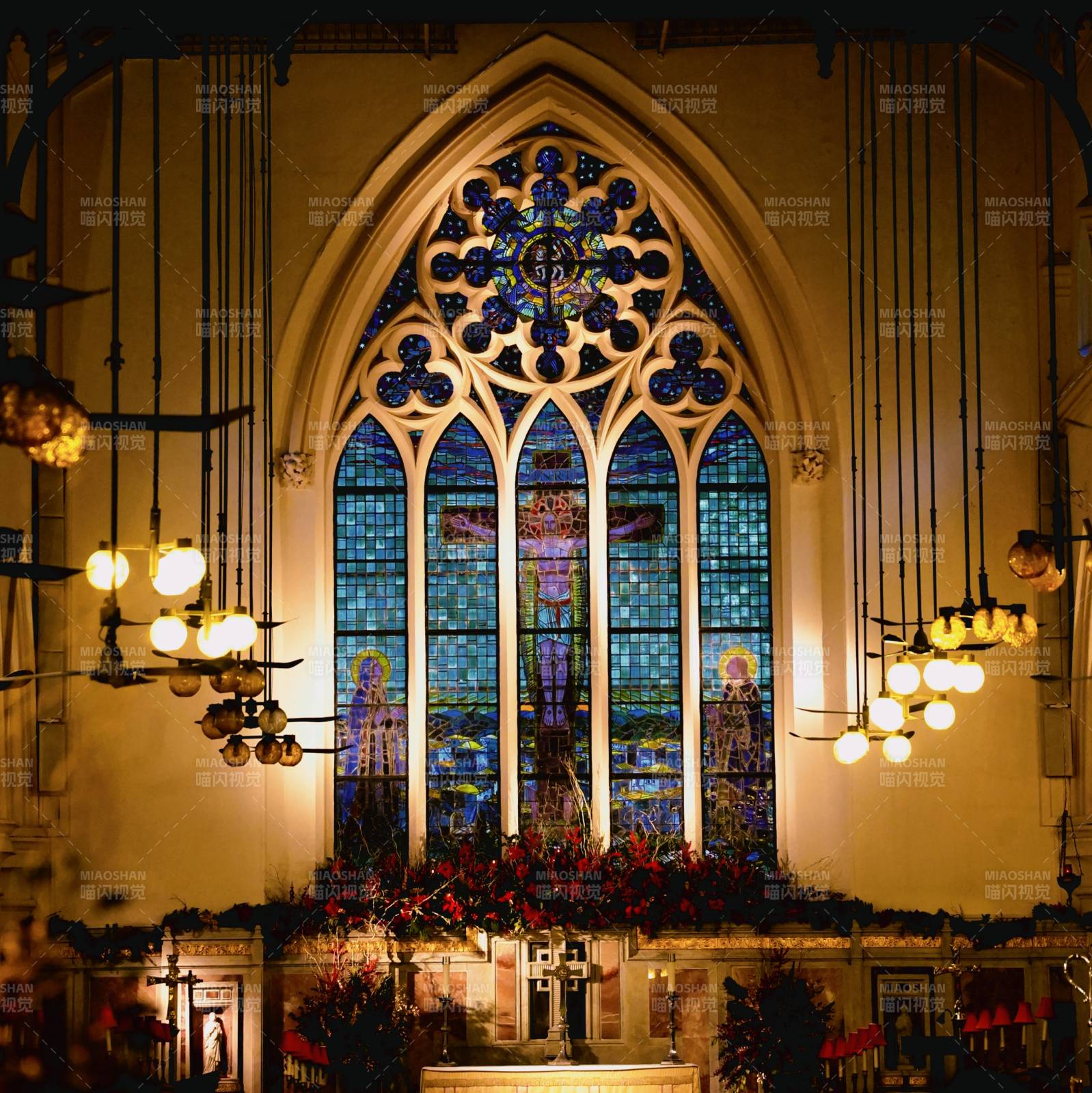 教堂彩窗夜景图片