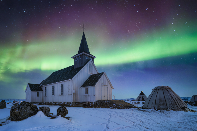 极光下的教堂图片