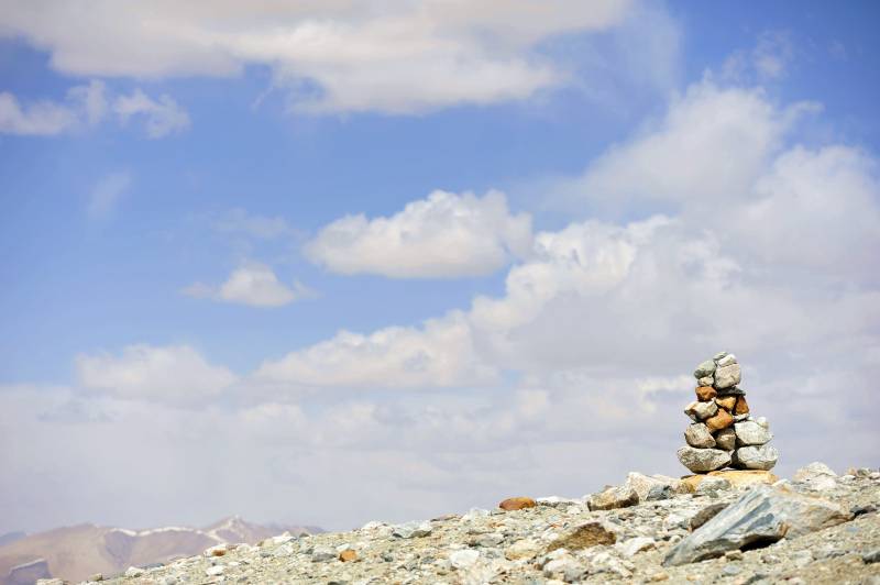 山巅石堆映蓝天图片