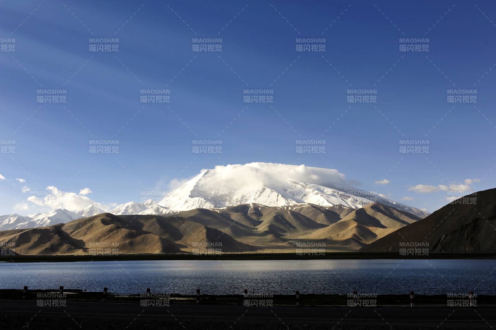 雪山映湖光图片