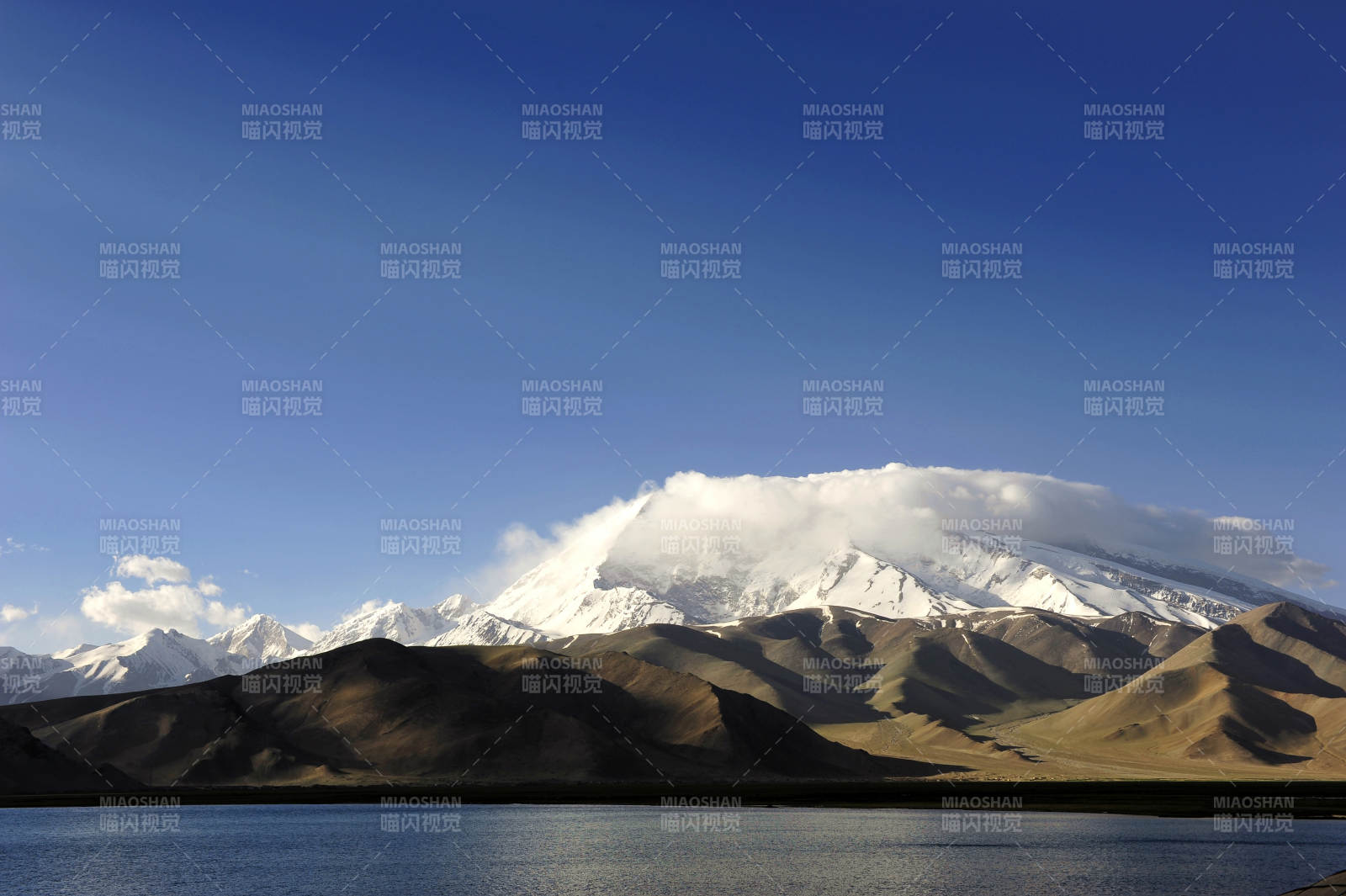 雪山映湖 云绕峰巅图片