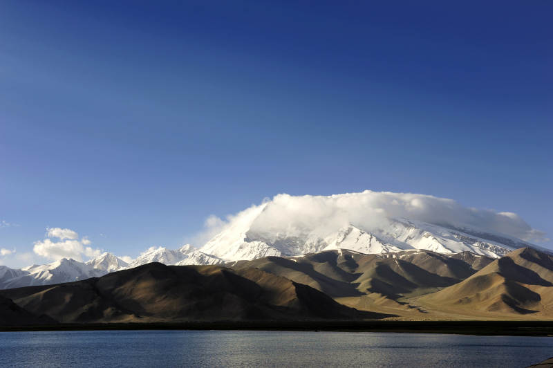 雪山映湖 云绕峰巅图片