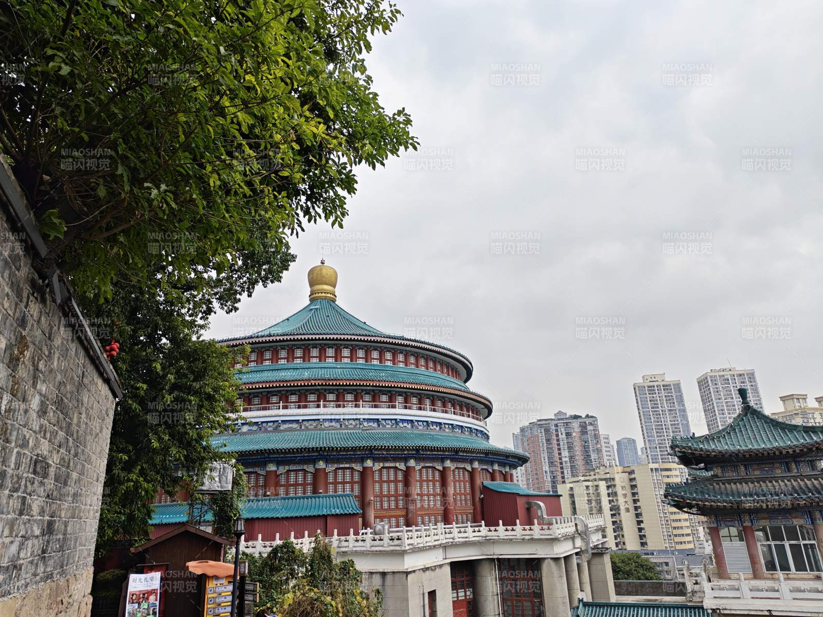 重庆人民大礼堂古建筑与现代城景图片