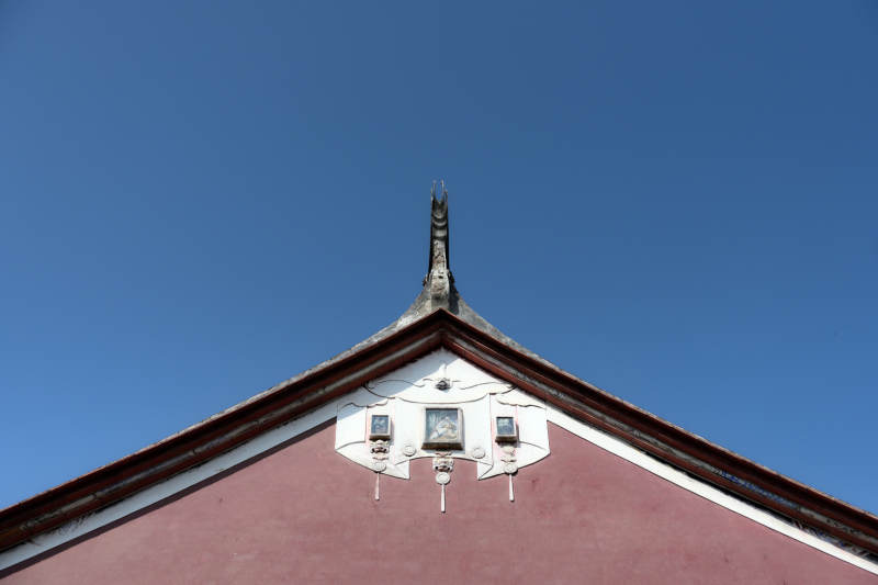 红墙白檐映蓝天图片