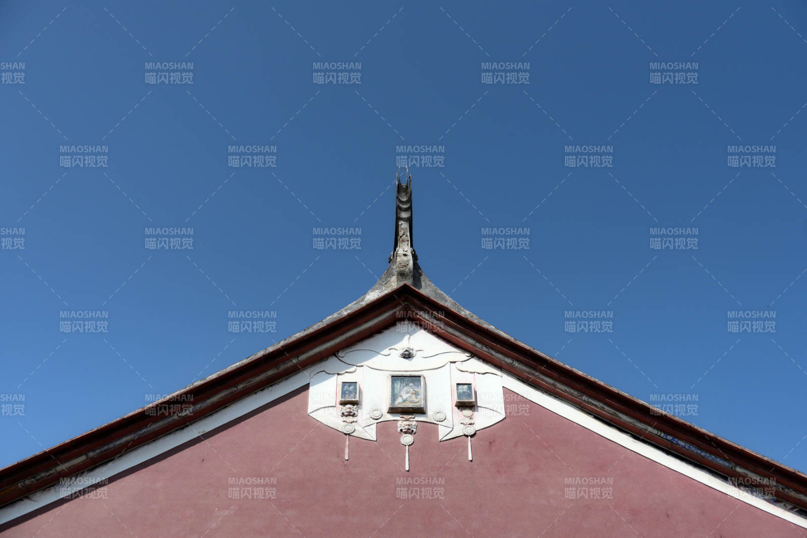 红墙白檐映蓝天图片