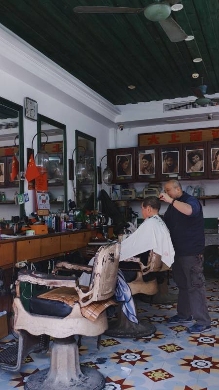 老式理发店剪发场景图片