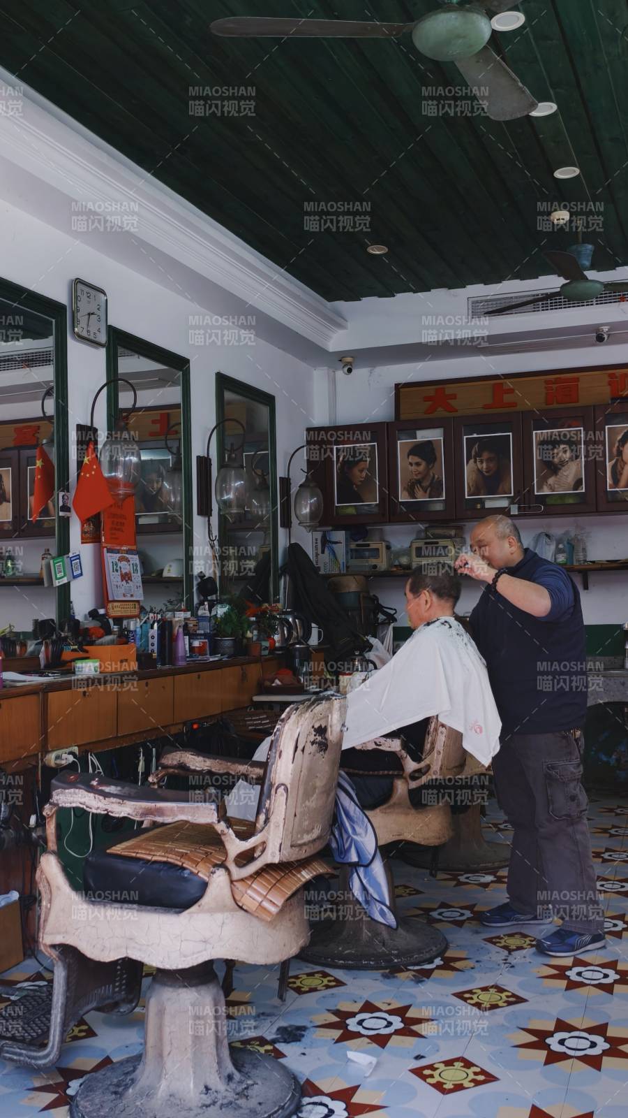 老式理发店剪发场景图片