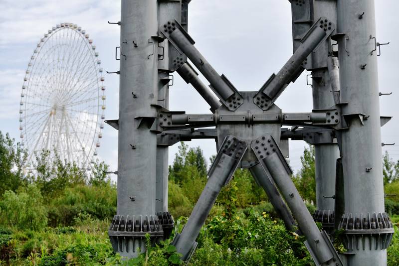 摩天轮与钢铁结构图片