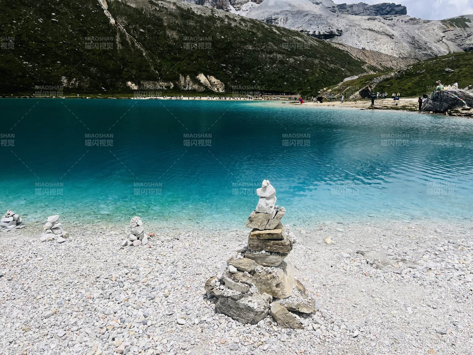 湖畔石塔静谧景图片