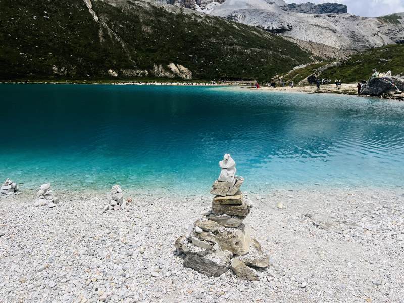 湖畔石塔静谧景图片