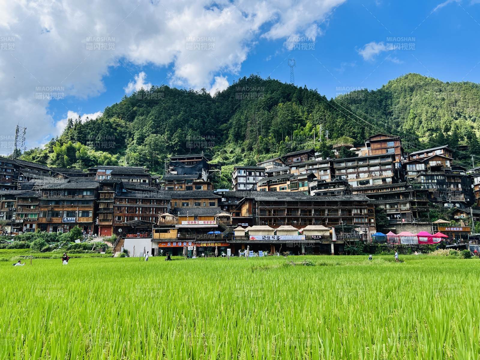 青山环绕的村落图片