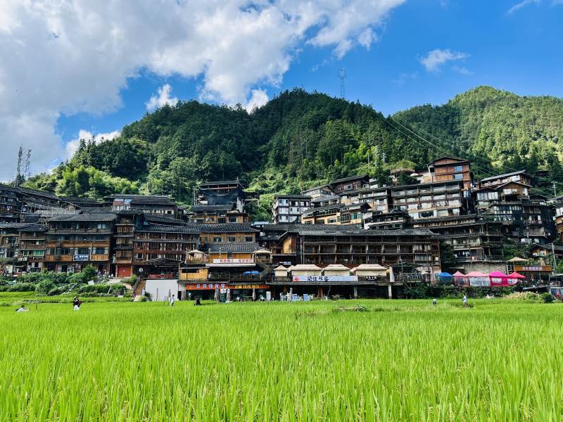 青山环绕的村落图片