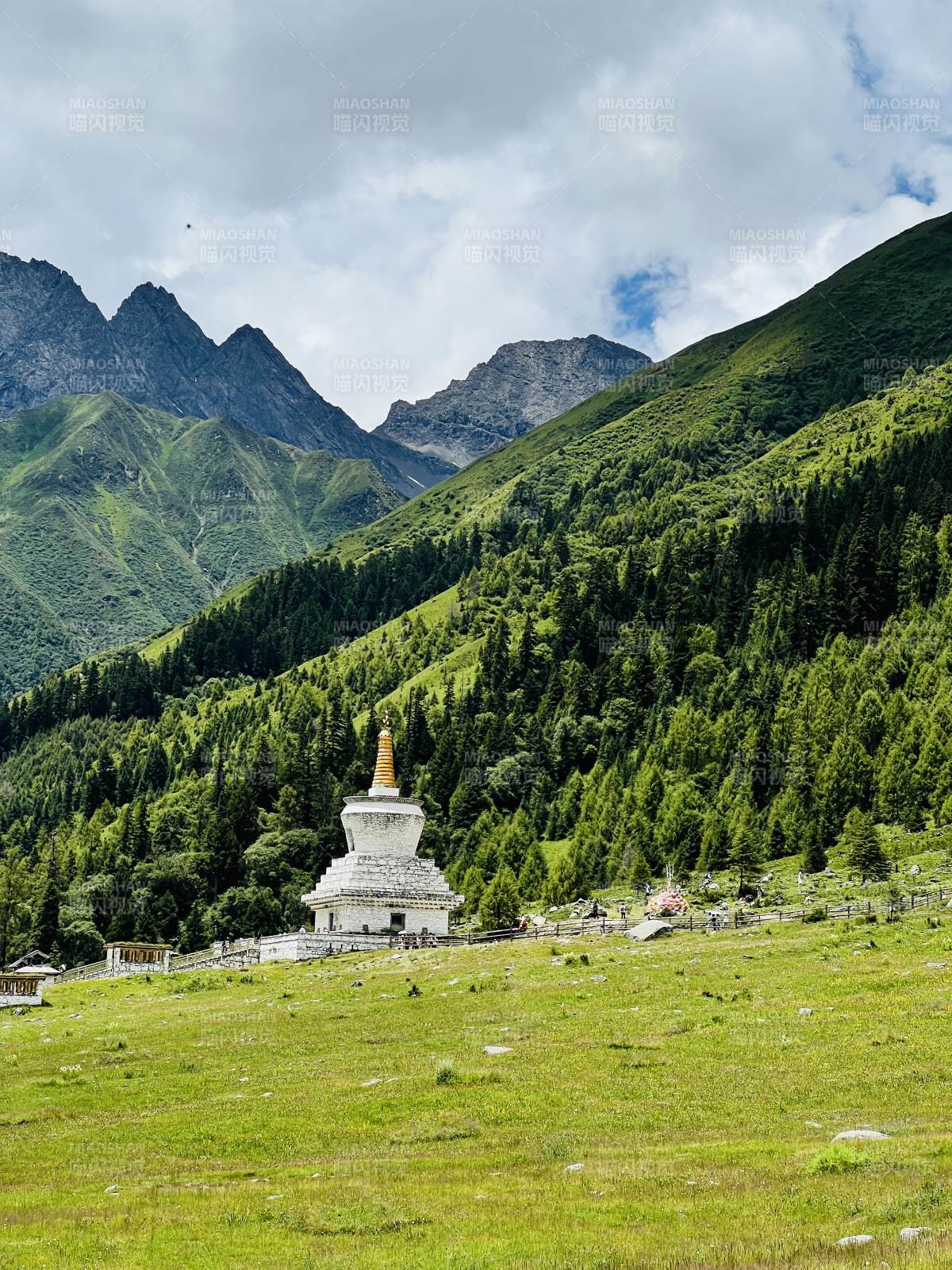 雪山下的白塔图片