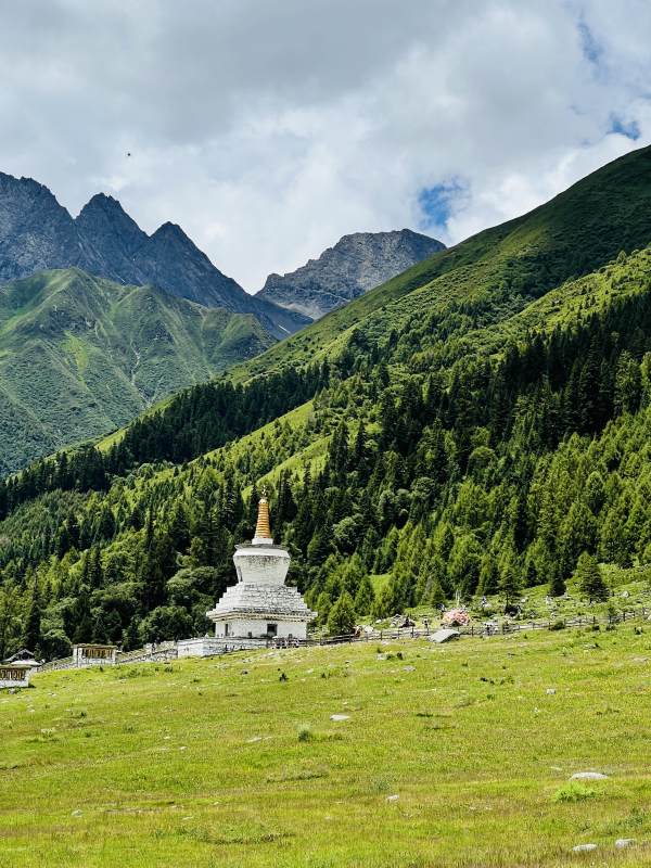 雪山下的白塔图片