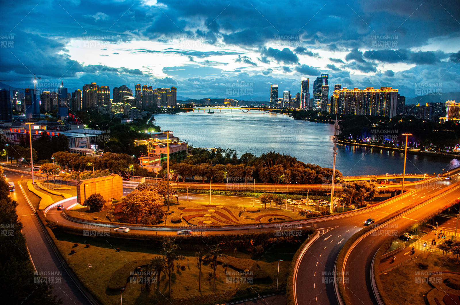 城市夜景湖畔风光图片