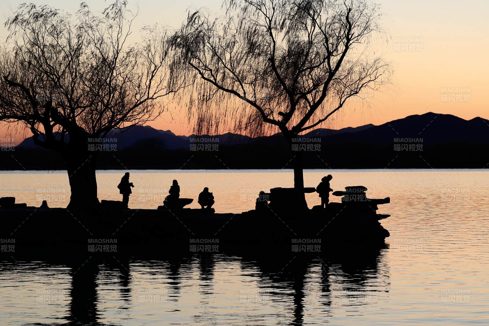湖畔暮色群像图片