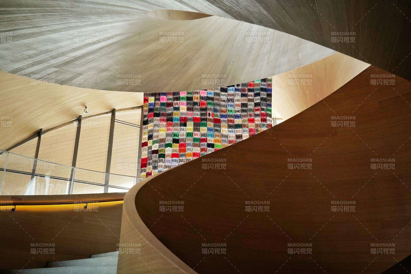 流线木构与彩墙图片