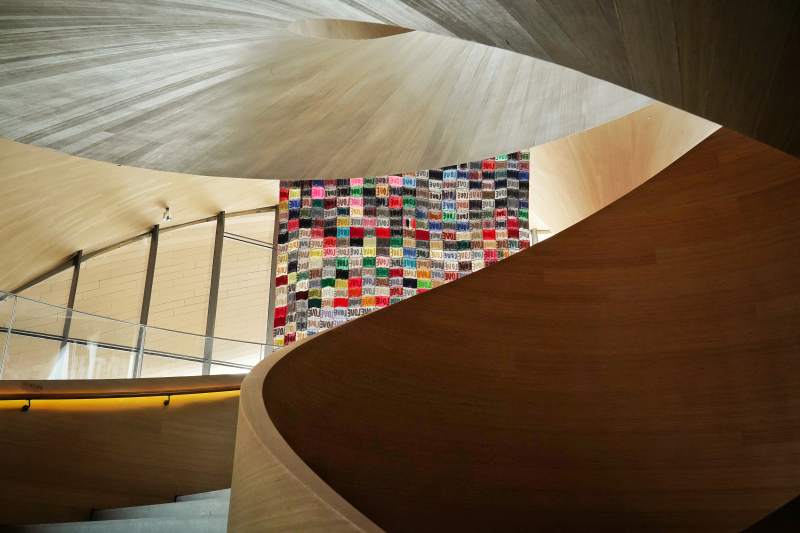 流线木构与彩墙图片