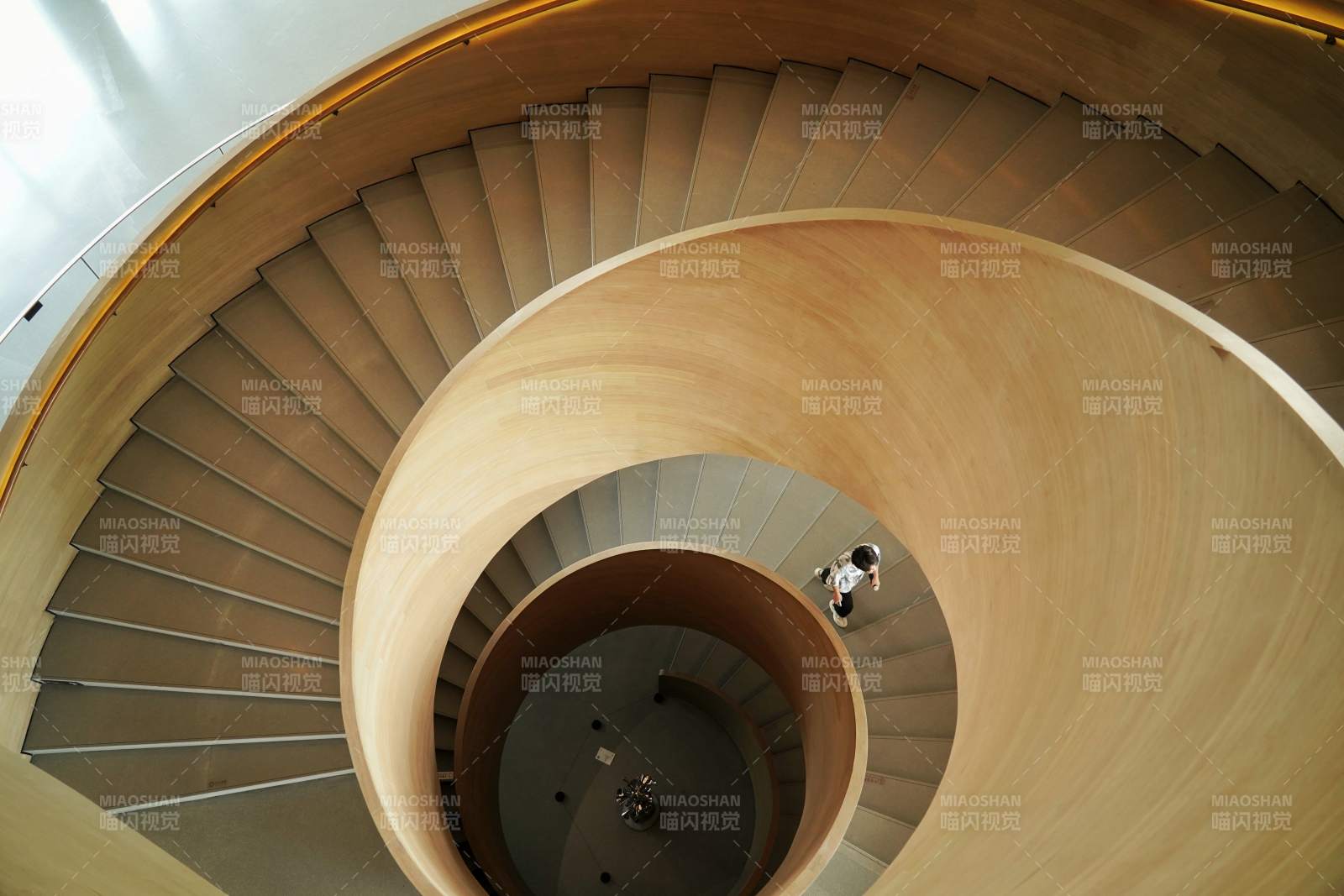 螺旋楼梯的俯瞰图片