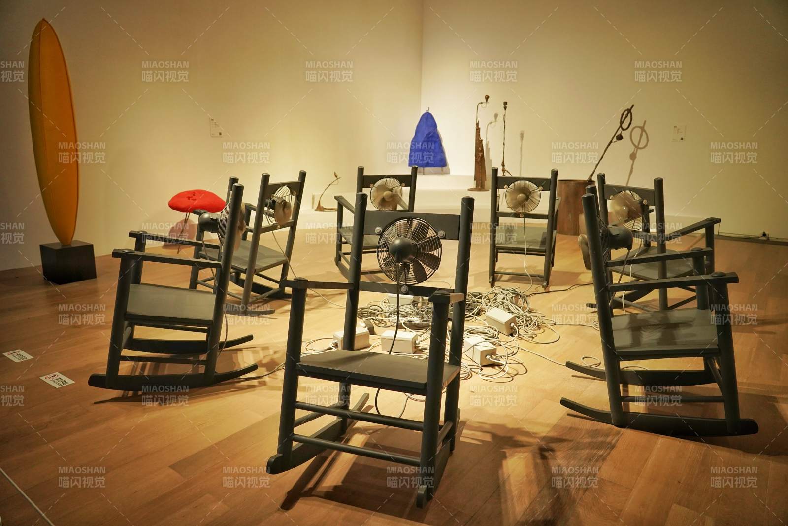 椅子艺术装置展图片