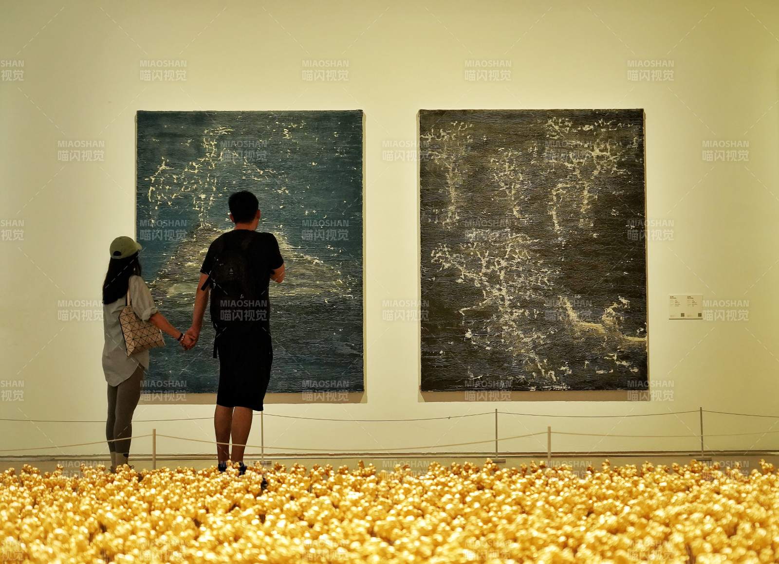 艺术馆中情侣观展图片