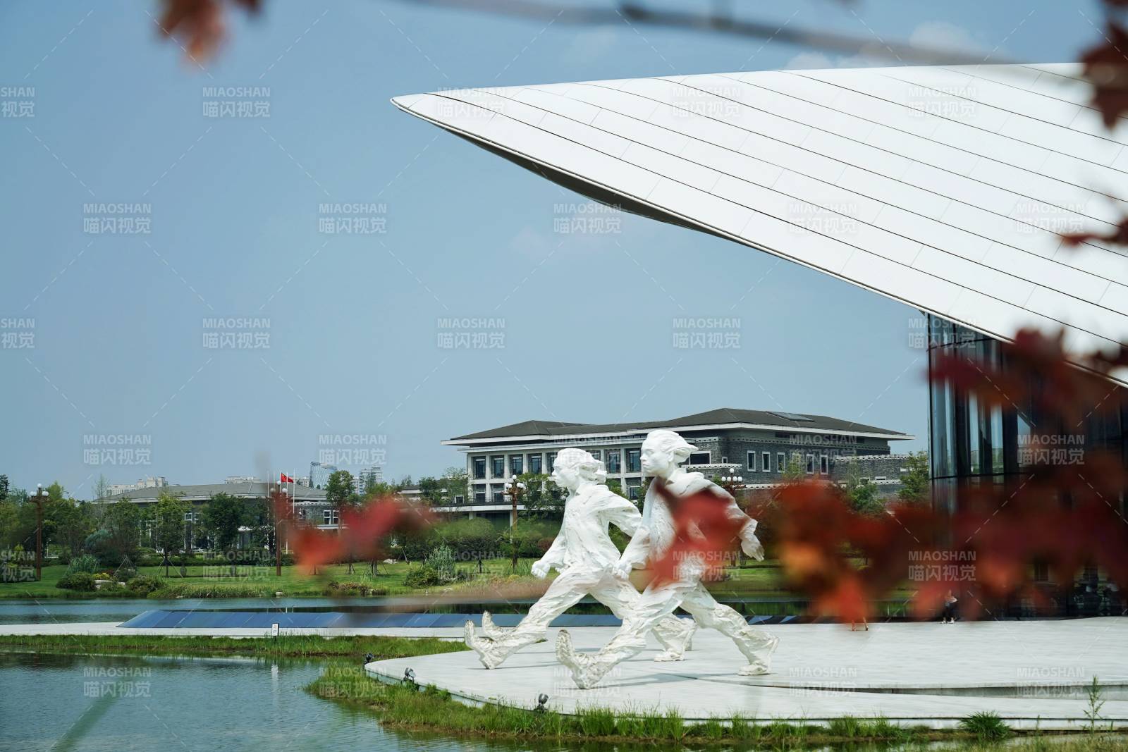 雕塑前的现代建筑图片