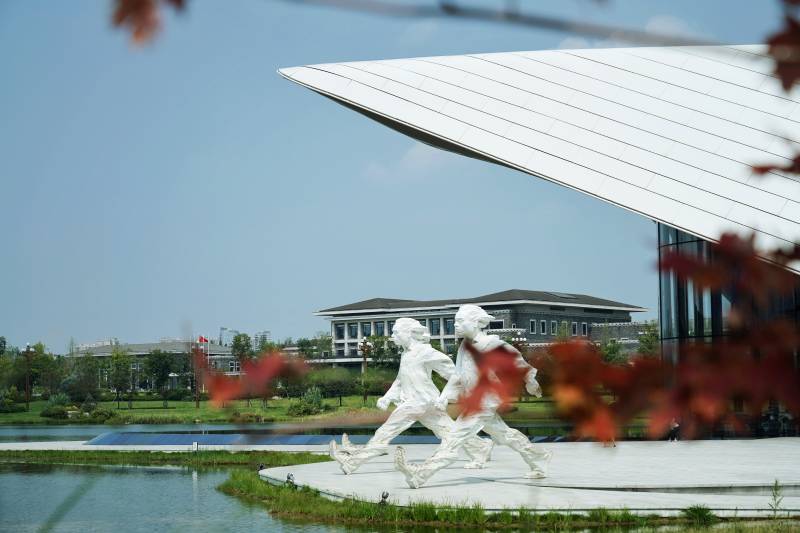 雕塑前的现代建筑图片