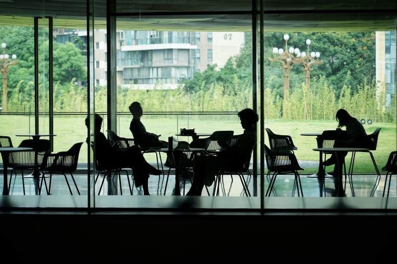 窗边静思时光图片