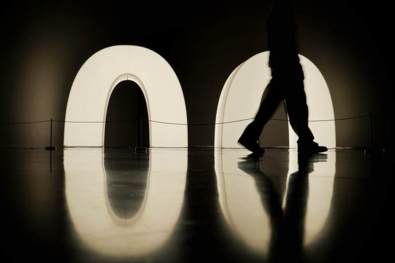 光影中的行走图片