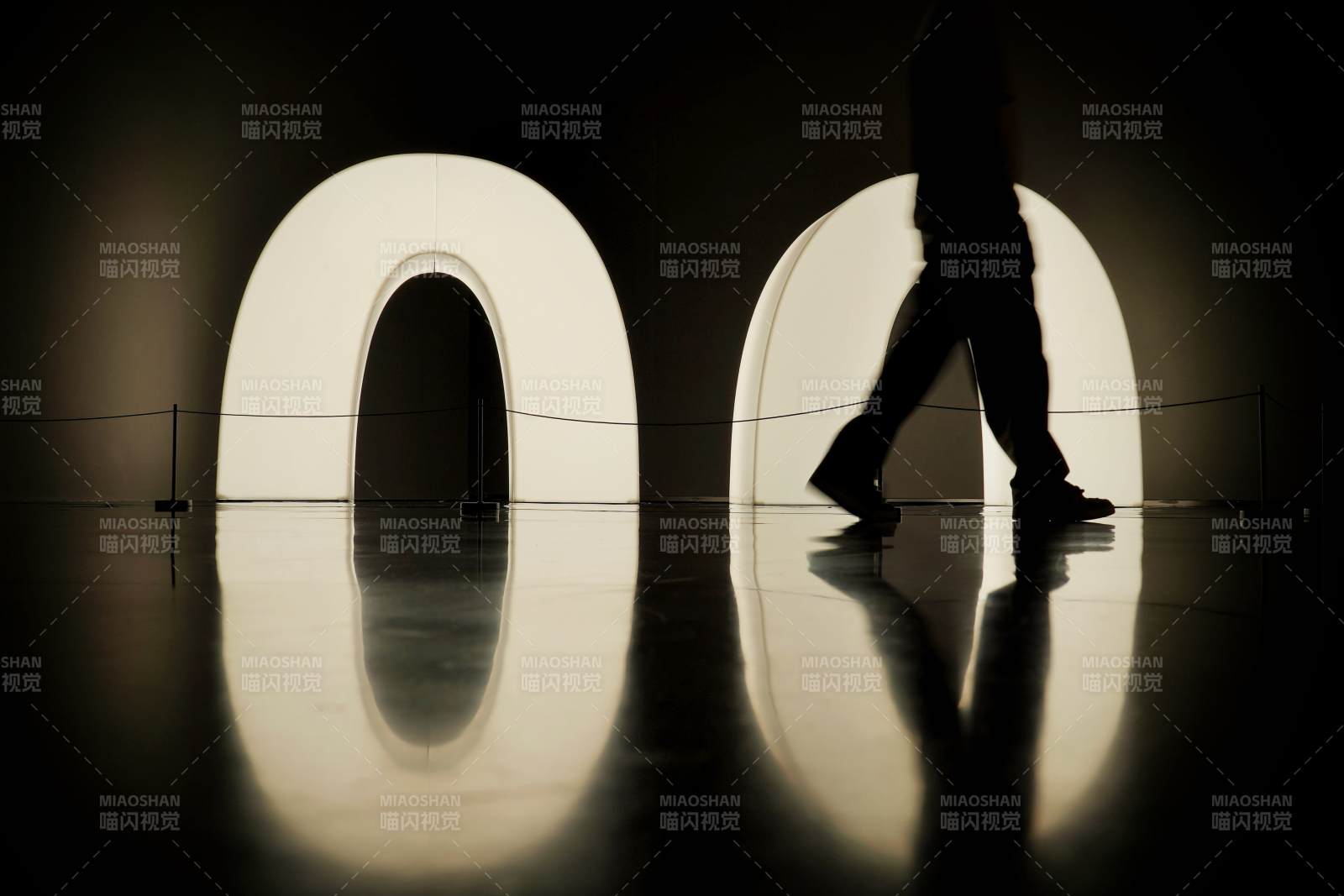 光影中的行走图片