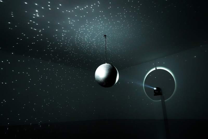 星夜悬球光影图片