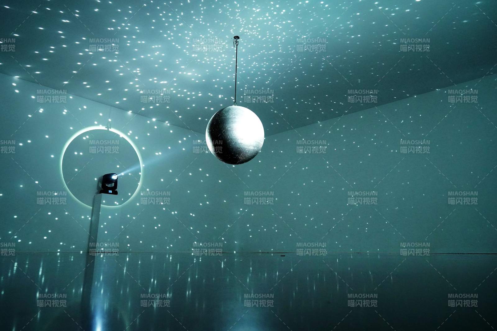 星空下的悬浮球体图片