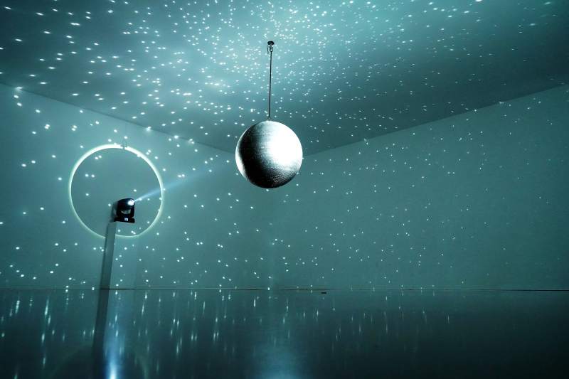 星空下的悬浮球体图片